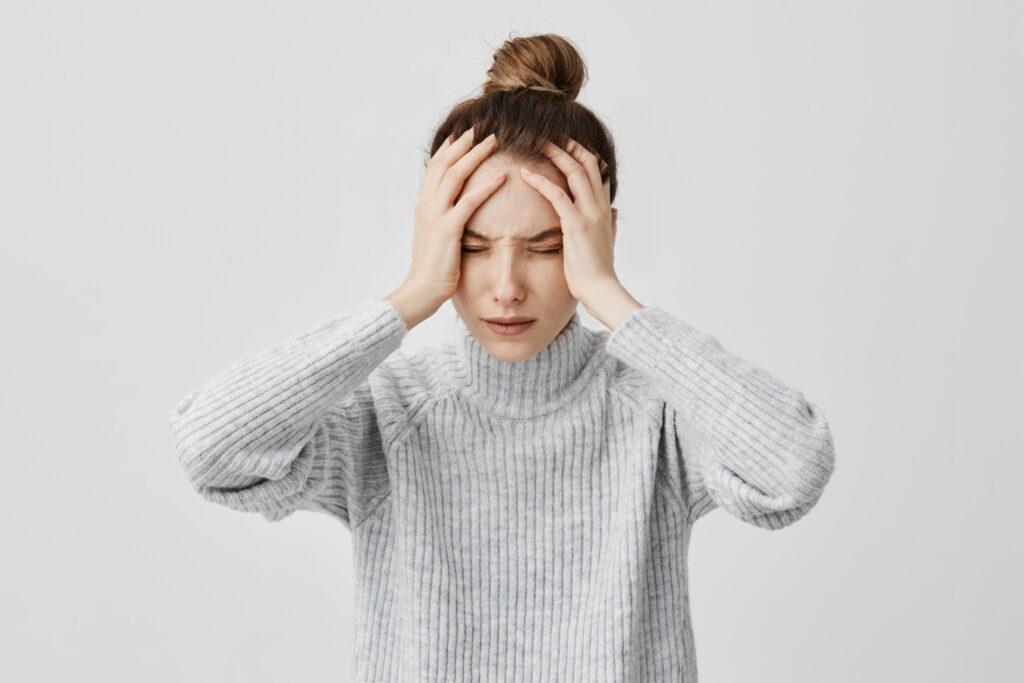 Частий головний біль є однією з ознак стресу